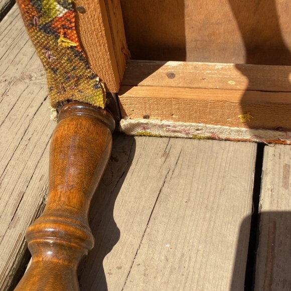 89-(VHD) Vintage. Home Decor. 1963 Handcrafted.Floral. Footstool. - Picture 9 of 15